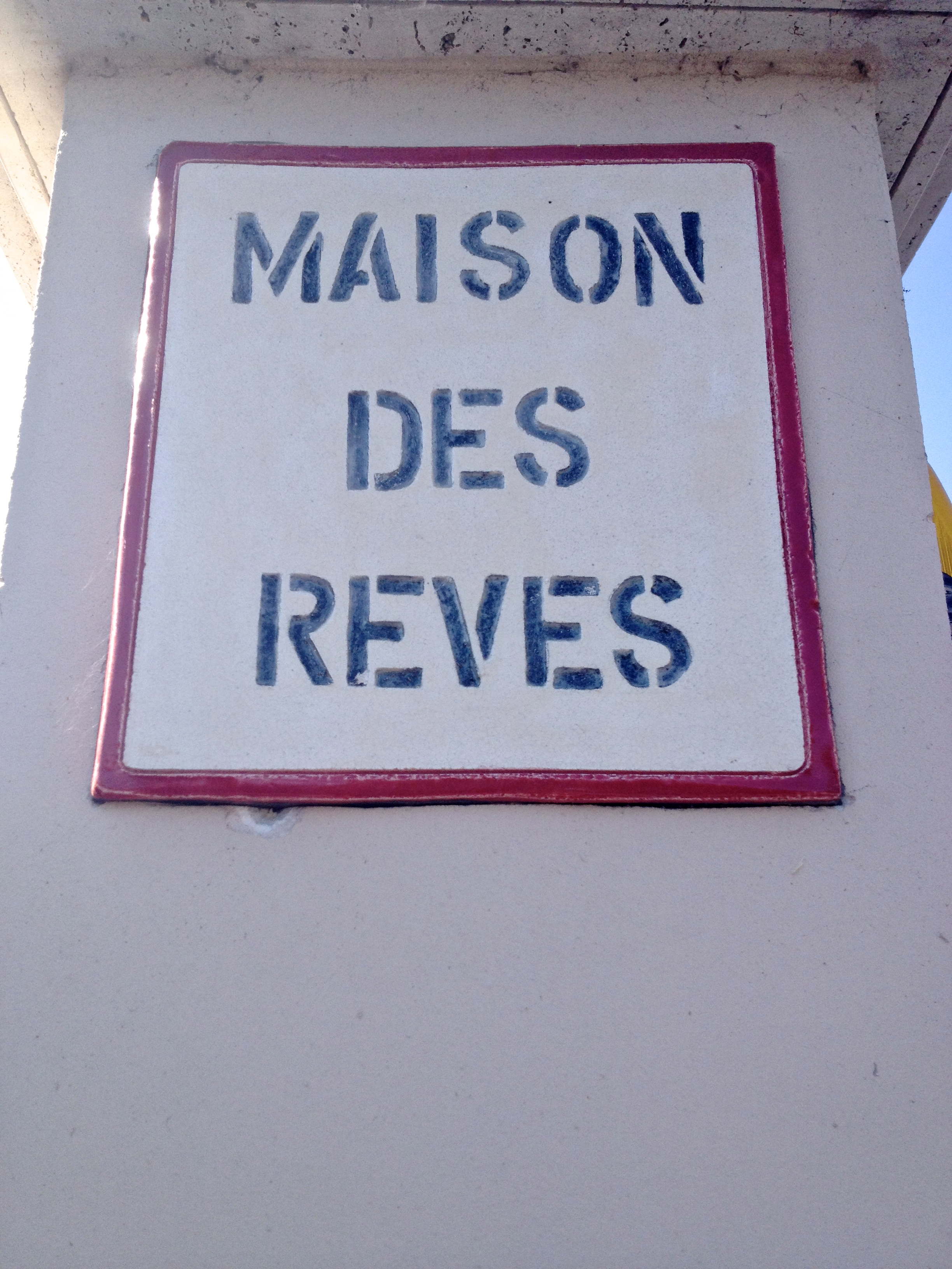 Enseigne dans une rue varoise.