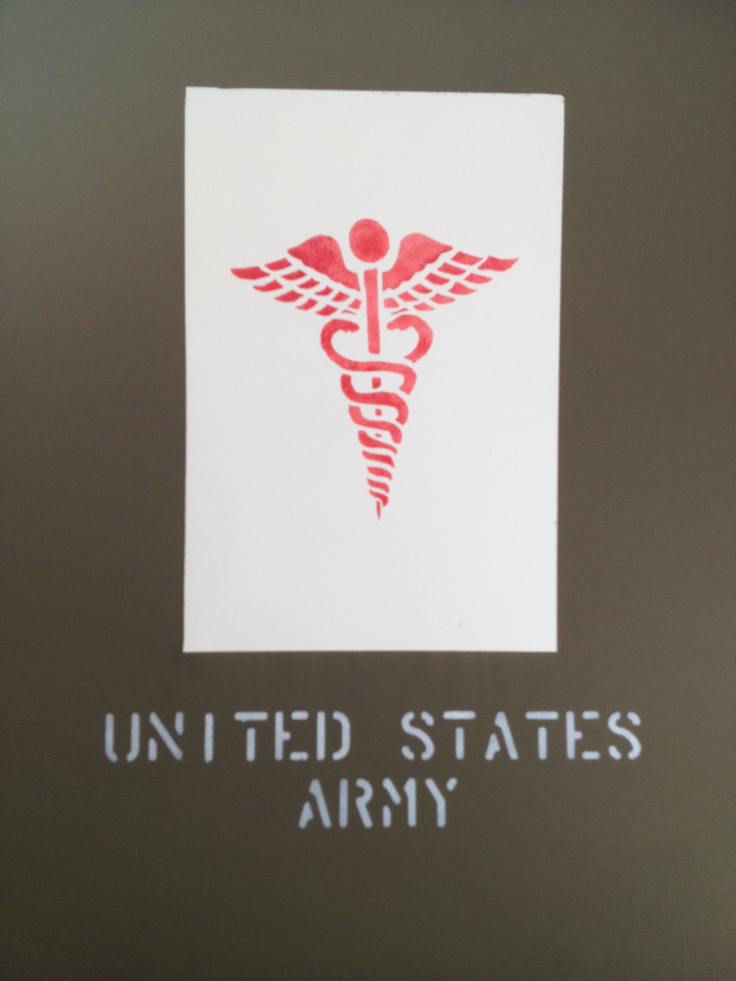 Logo de l'armée états-unienne sur un véhicule militaire pendant la Deuxième guerre mondiale.