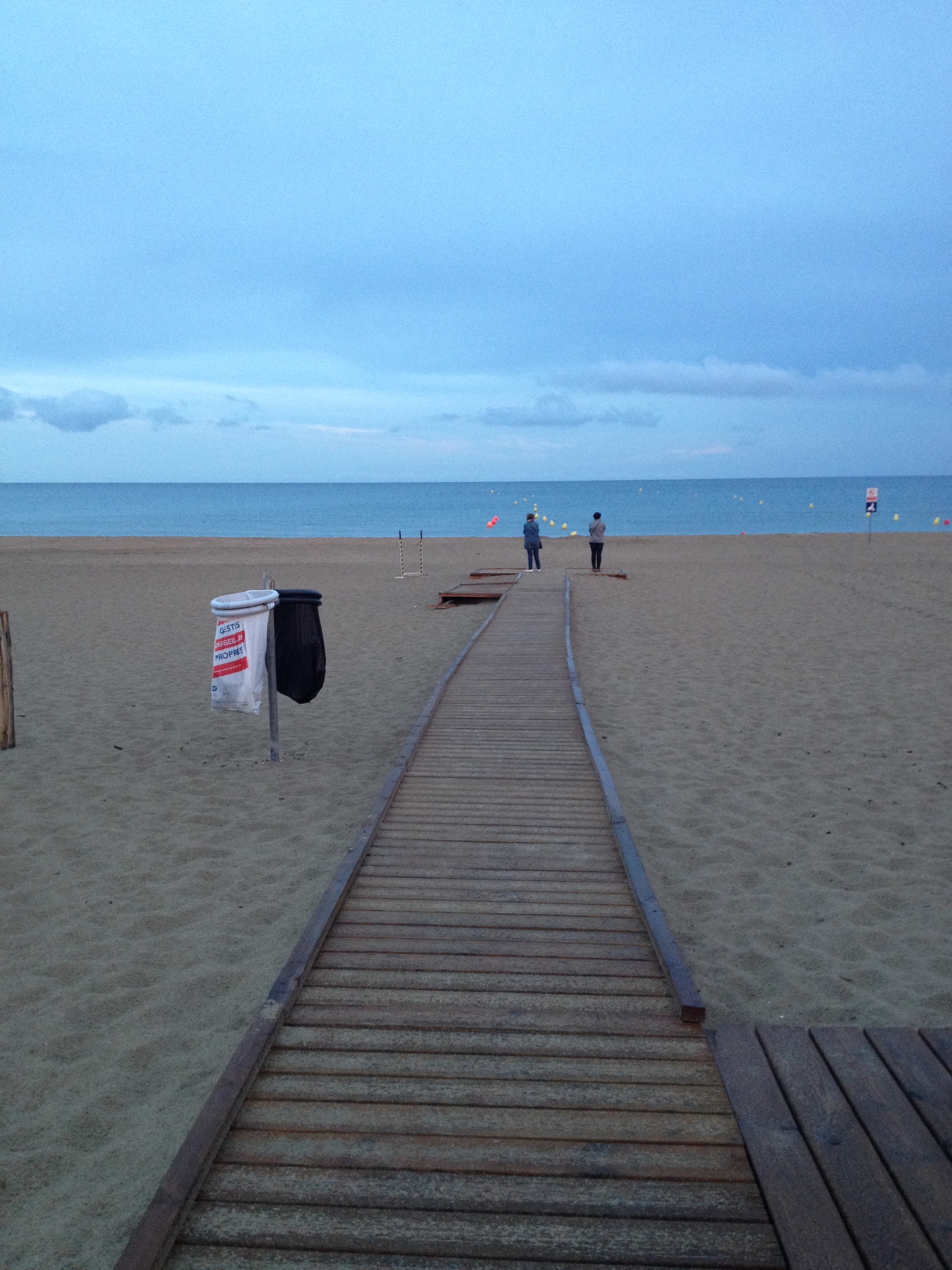 Passage handicapé sur une plage méditerranéenne.