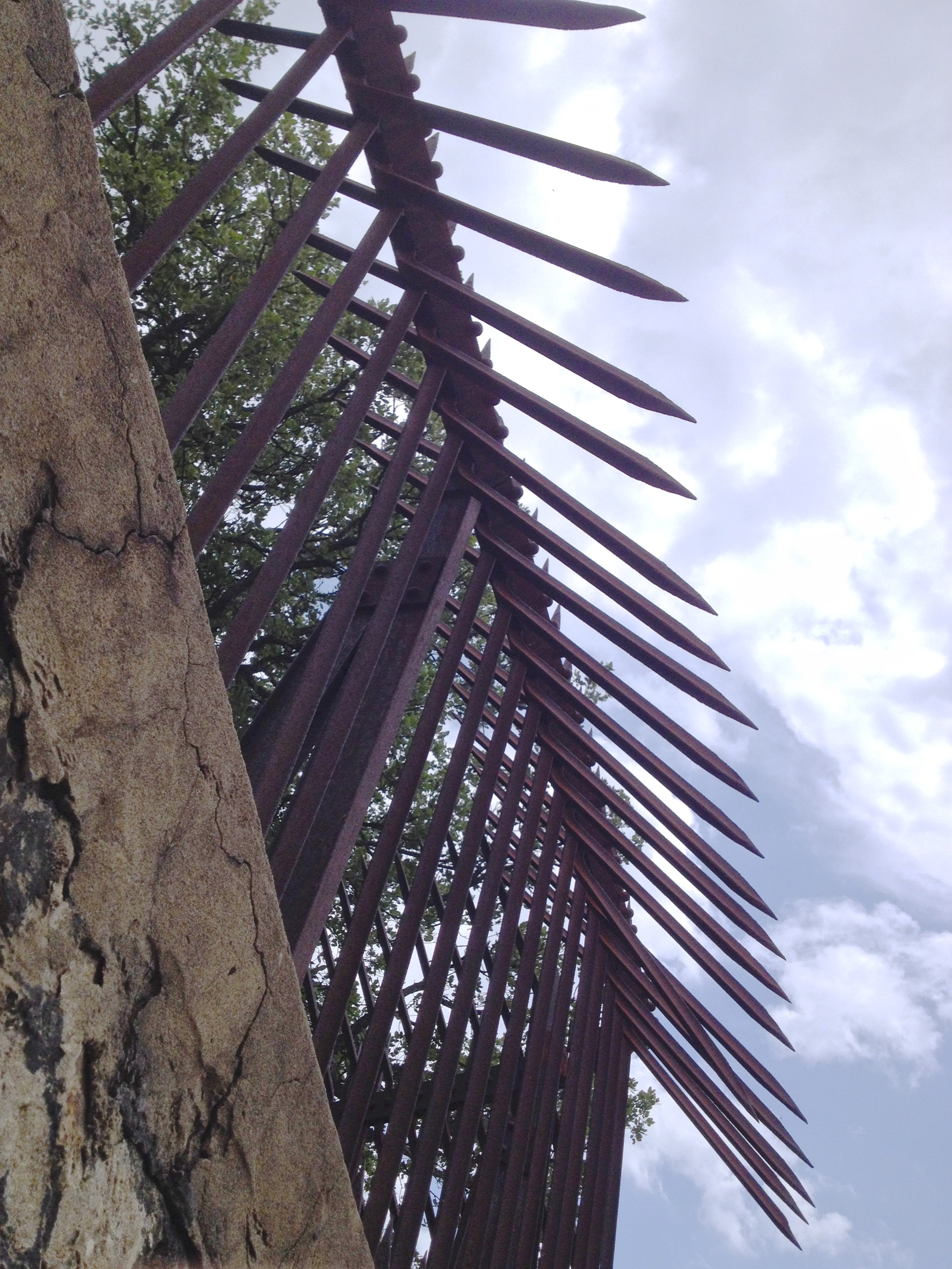 Mur d'enceinte dans le Var.