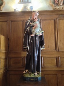 Statue de Saint-Nicolas dans une église à Méounes-les-Montrieux.