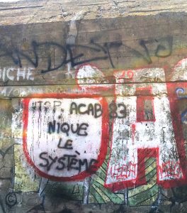 Tag sur un bunker dans le sud de la France "Nique le système"