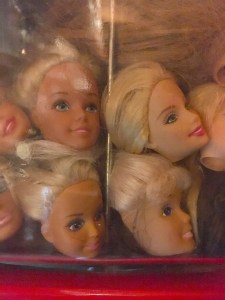 Têtes de poupées Barbie dans une vitrine