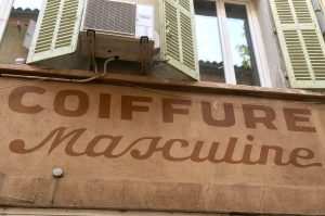 Enseigne de magasin de coiffure dans le Sud de la France