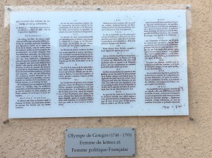 Mur de la Salle Polyvalente de Néoules (Var) avec la plaque de la Déclaration des droits de la femme et de la citoyenne de Olympes de Gouges.