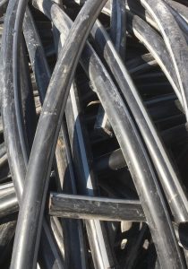 Câbles électriques dans une décharge.