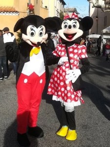 Mickey et sa femme dans les rues d'un village varois.