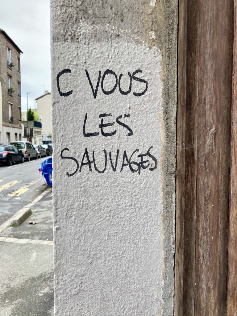 Graffiti dans les rues de Paris contre les violences sexistes.